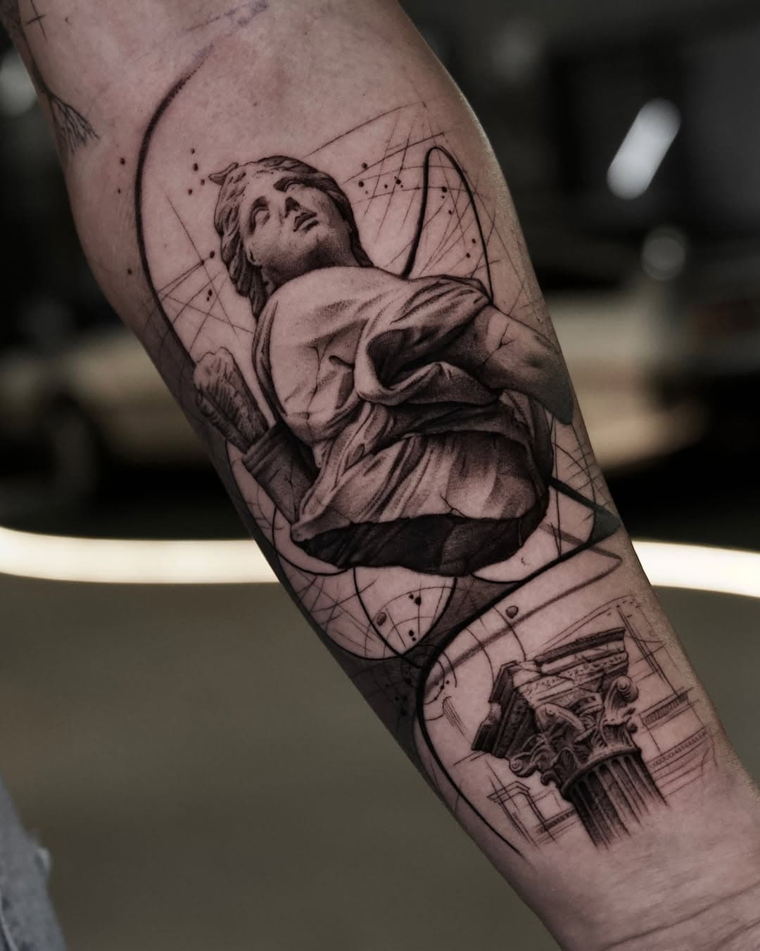 Qué os parece? Os dejo un tatuaje que combina arte clásico con líneas geométricas modernas. Presenta una estatua detallada junto a una columna griega, creando una mezcla perfecta de historia y diseño contemporáneo 

Realizado con @fkirons @radiantcolorsink @eztattooing @sumuntattoo en el nuevo @gangatattoospain 

#sculpture #sculptureart #sculpturetattoo #neoclassical