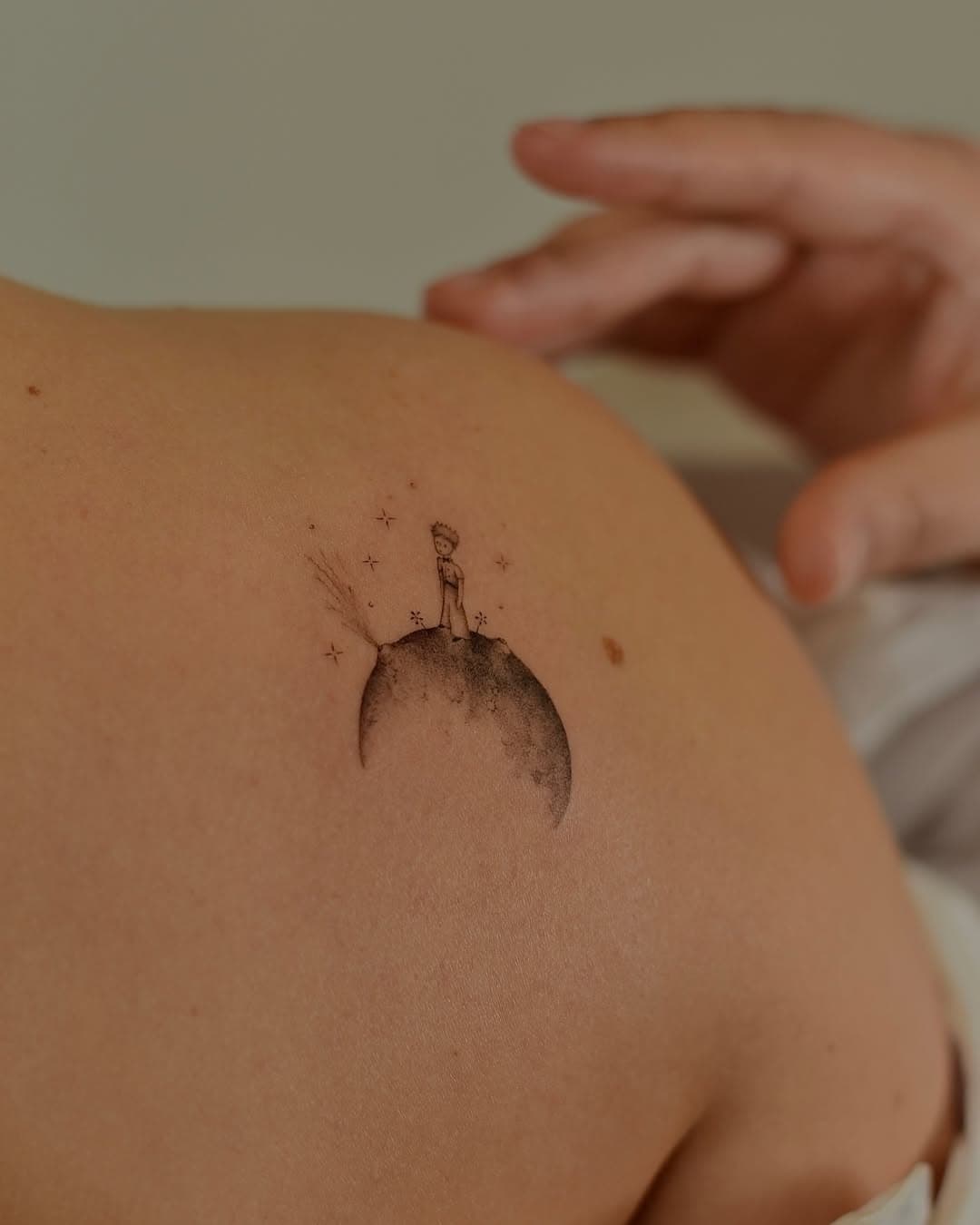 It is only with the heart that one can see rightly, what is essential is invisible to the eye - Le petit prince

#fineline #finelinetattoo #singleneedletattoo #lepetitprince