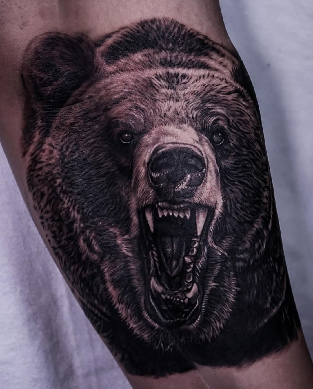 Black bear’s roar 🐻

Animal tattoos are my favorite! If you interested my animal portrait tattoos, check out my portfolio more @heimatattoo 

#タトゥー #ヘア #動物 #animaltattoo #bear