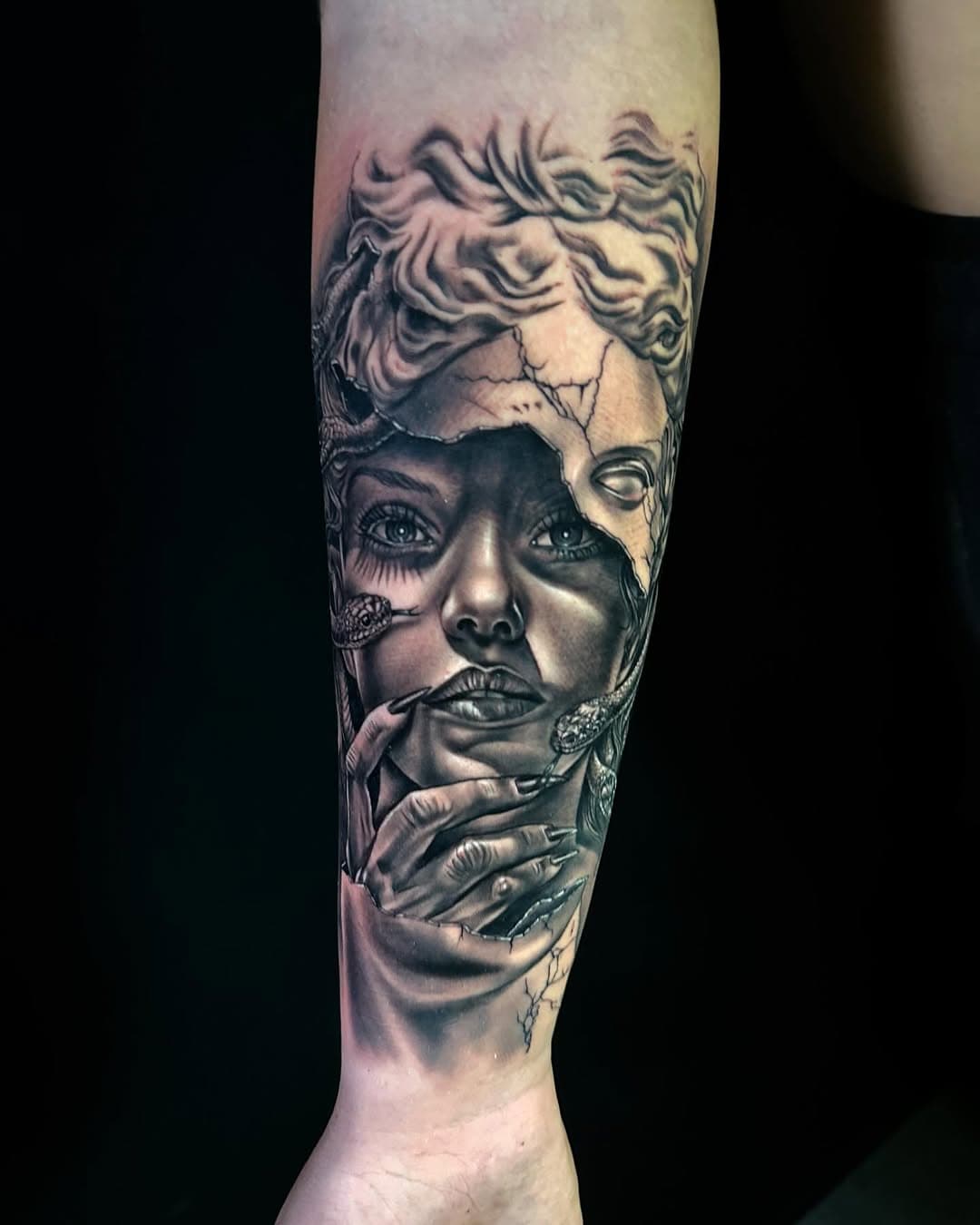 Sesión de ayer… medusa rompiendo el molde jejejje con materiales de @balm_tattoo @tattooproton @portetattoo @blackstonetattoosupply @vicecolors_official #medusa #medusaestatua #rompiendoelmolde #laserpientedetuprima