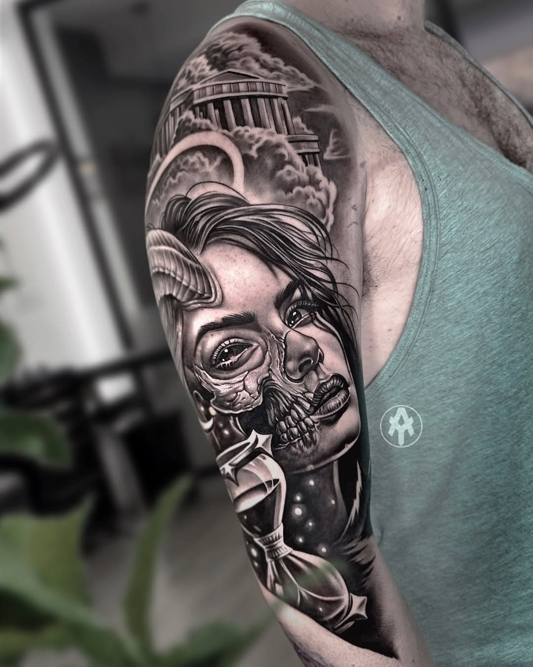 Brazo entero en proceso, pronto enseñaré más! 
Hecho como siempre con los mejores productos de 
@versuscartridge y @aloetattoo (@rufnerdistribuciones)
En @libertaliatattooshop 
#tattoo #tatuaje #ink #inked #blackandgrey #realistic #skinmag #design #like #art #skinart #arte #follow #tattoolovers #tattooartist #tattoolifestyle #tattoolife #tattoos #tattooed #inkmagazine #inkmag #inker #realisticblackandgrey #realistictattoo #realismo #realism #tattooart