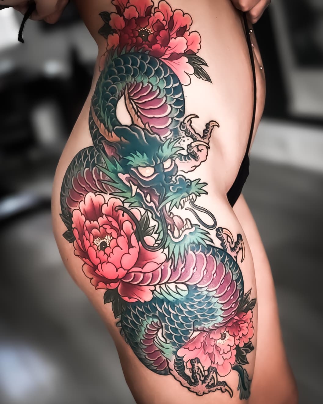 🐉 A stunning Dragon and Peony Flowers by Matt, a massive thanks to Kristy 🙌👍

🗓Matt is taking bookings for the new year now so if you want to get in the diary and plan your next piece, drop us a message.

#tattooartist #japanesetattoos #tatooart #ink #tattoos #matthart #inspirationstattoos #hunttheanglesocialmedia #dragontattoo #leedstattooartist