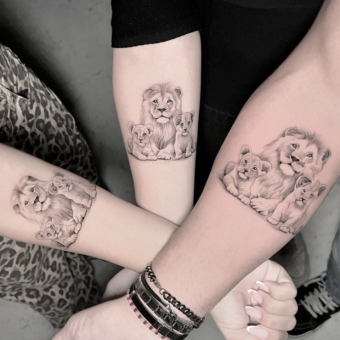 Papà e figlie 🦁 🤍 𝕴𝖓𝖋𝖔 𝖊 𝖕𝖗𝖊𝖓𝖔𝖙𝖆𝖟𝖎𝖔𝖓𝖎 3891511586 🔥 
#tattoo
#genovatoda #genovatattoo
#genovameravigliosa #genova_love
#italiantattoo #italiantattooartist
#italiantattooart #tattoo #tattoos #tattoostyle
#tattooartist #tattoostyle
#tattooartistmagazine #tattoos_of_instagram
#tattoosnob #tattooed #tattoofineline
#finelinetattoo #fineline #finelinework
#tattoofineline #finelettering #tatuaggio