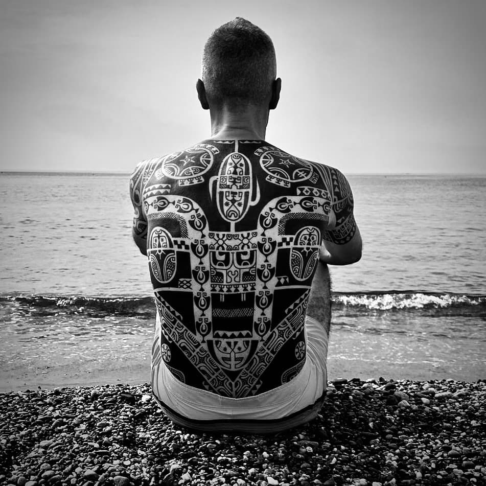 🌴 Thanks Mr Benny for this shot! 📸🌊 
Marquesan inspired back 🙏☀️

Working with:
@poiseline_balm 
@mothertattoomachine 
joaopintomachines 
@gattonerotattoo 
•
•
•
#freehand #marcowallace #wallacetattoostudio #marquesan #pacific #marquesantattoo #polynesian #polynesiantattoo #joaopintomachines #poiselinetattoobalm #fatuhiva  #tribaltattoo #tattooculturemagazine #thebesttattooartists #tribaltattooers #tribaltataucollective #tattoodo  #sleevetattoo #backtattoo #necktattoo #photooftheday #instatattoo