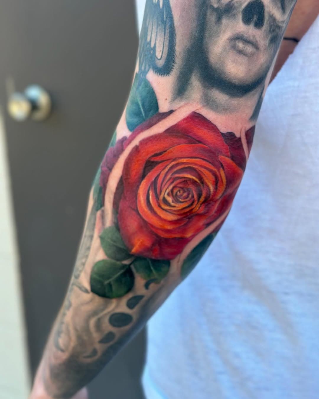 You ever do a tattoo you really like, only to realize your pictures are out of focus in all the wrong places after your client leaves? ..yeah, me either 🫠 
•
•
•
•
•
#ink #inktailor #mntattoo #mntattooers #minnesota #minneapolis #mnartist #flower #flowertattoo #rose #redandorangeroses #rosetattoo #floral #floralartist #floraltattoo #fusionink #solidink #hushanaesthetic #hypafix #cheyennetattooequipment #elbowtattoo