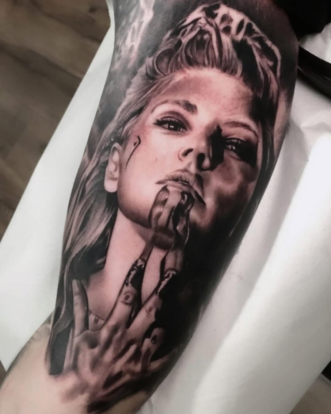 ✖️LAGERTHA✖️
Para citas privado mail
cristiancalaveras666@gmail.com
#lagertha#lagerthalothbrok #lagerthavikings #vikings #vikingos #spaintattooart #spaintattooartist #realismotattoo #realistictattoo #barcelonatattoo #bcntattoo #tattoosinlimites #healedtattoo #skul| #spaintattoo