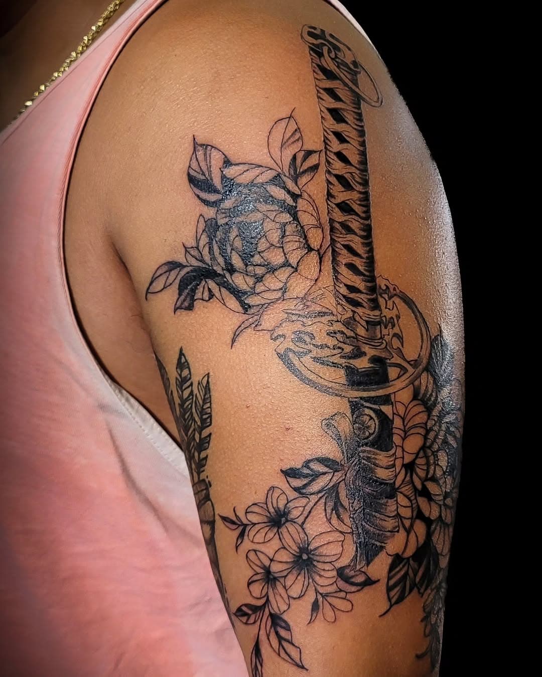 Tranquil samurai themed half sleeve I started. The sword is mid-heal and the flowers are fresh!
.
.
.
.
.
#dallastattooartist #dallastattoo #dfwartist #dallasartist #Texasartist #texastattooartist #texastattoo #dfwtattoo #dfwtattooartist #austintattoo #sanantoniotattoo #houstontattoo #blackdallasartist #finelinetattoo #illustrativetattoo