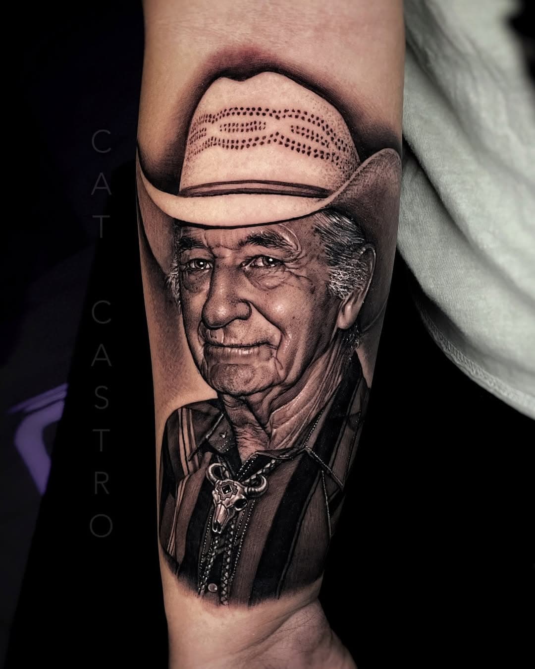 🤠 portrait of her grandfather that passed away a couple years ago 🙏 they were close and she wanted a tattoo to commemorate him ❤️
.
.
.
#portrait #portraiture #portraittattoo #tattooportrait #blackandgrey #blackandgreytattoo #blackandgreyrealism #grandparents #grandfather