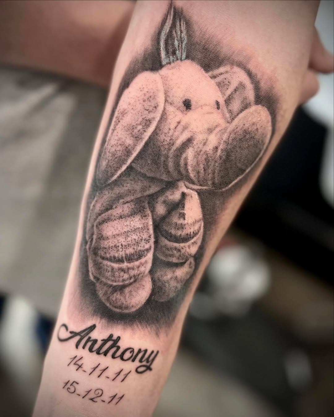 This was a fun piece to do a memorial piece. They bought in the soft toy and I played around with some photo ideas and this was the shot that worked 😊what do you think 🤔 @loveandchaostattoogallery @nashie_tattz @numbuptattoo @_numb_skulled @irikolor @melbournetattoosupplies @dynamiccolor @bnginksociety @tattoosocietymagazine @sullenaustraliaofficial @allinked @inkedaustralia  @worldwideinkmag  @worldwideink_  @inkmoneyaus #inked #tattooideas #realistic #realistictattoo #realism #realismtattoo #tatts #tattoos #tatted #tattooist #tattooart #tattooartist #colouredtattoo #tattoosofinstagram #tattsofinstagram #ink #blackandgreytattoos #sunshinecoasttattoo #sunshinecoasttattooist to #sunshinecoastartist #noosatattoo #noosatattooist #noosaheads #peregiantattoo #peregianspringstattooartist