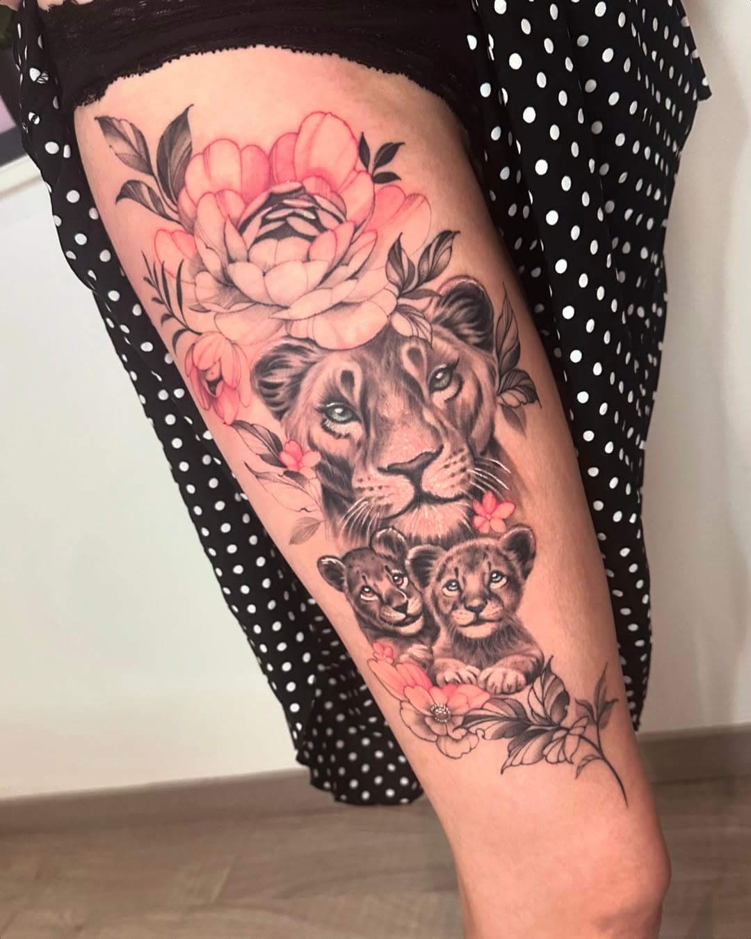 Famille lion 🦁 merci pour ta confiance!! 

 #finelinetattoo #floraltattoo #liontattoo #alsacetattoo