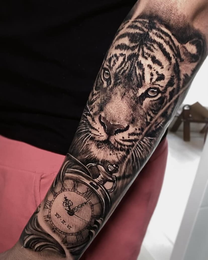 Tigre para Jairo, muchas gracias por elegirme para tu primer tatuaje 
En @lazarzamoratatuajes ⚜️⚜️

#sevilla#sevillatattoo#realismtattoo#blackandgreytattoo#tiger#tigertattoo#radtattoos#tatuajerealista#clocktattoo#tattooartist#inktober