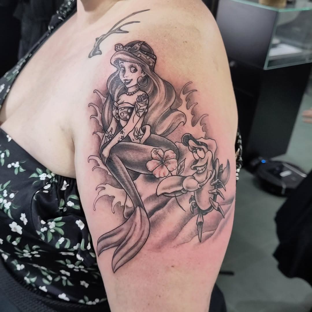 Rockabella Arielle hängt mit Pomade Sebastian ab. Fabius ist mittlerweile auch dabei aber da hab ich Mal wieder vergessen ein Foto zu machen...

#tattoo #tattooed #ink #arielle #disney #mermaid #comictattoo #cartoontattoo #cartoon #comic #armtattoo #sinnerscircle #sweatyaxl