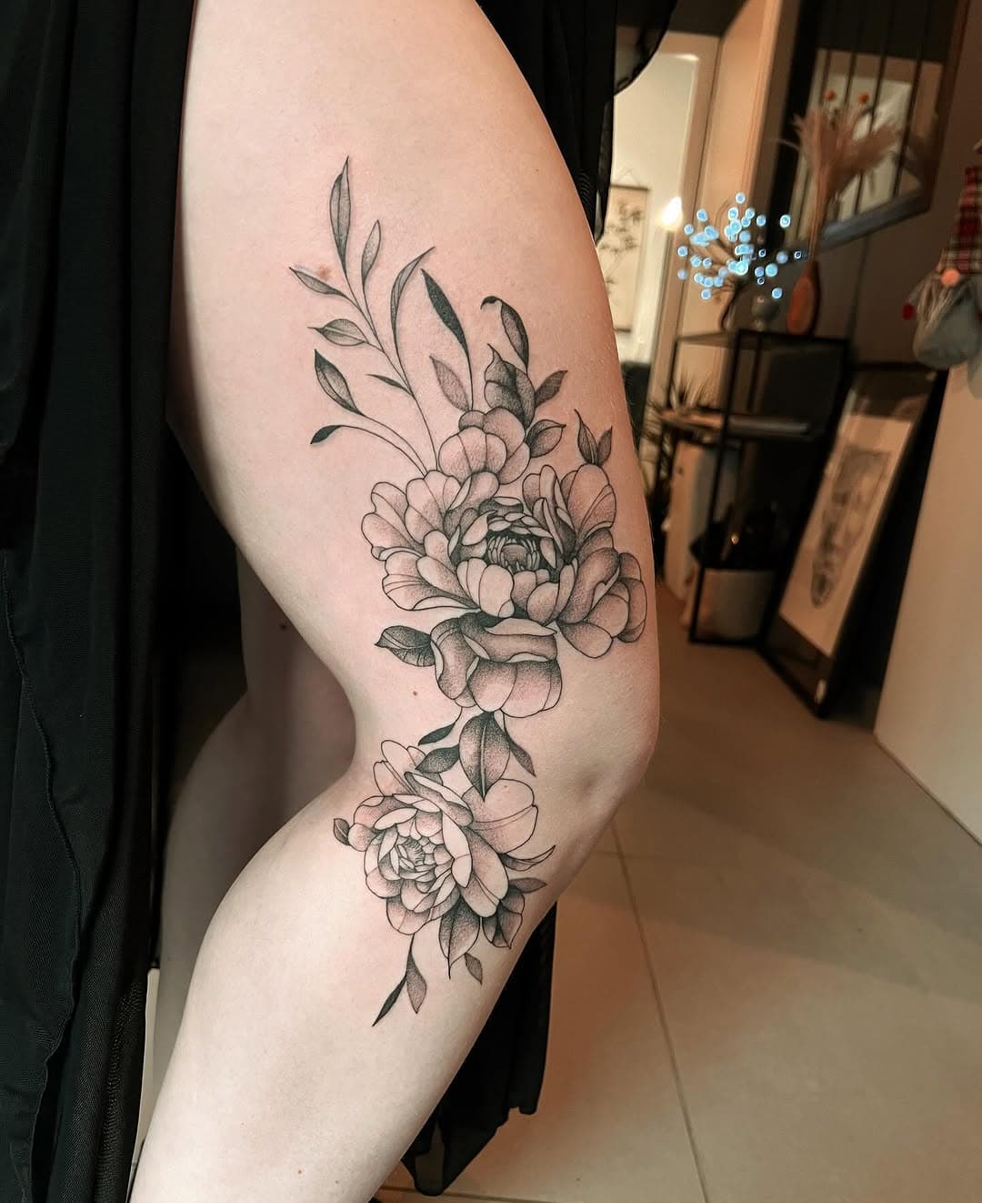 J’aime tatouer des fleurs, car celles ci ne fanent jamais 🤍 
_____________________________________
#tattoo #flowerstattoo #peonytattoo #womantattoo #legtattoo #tatouagefloral #blackandgreytattoo