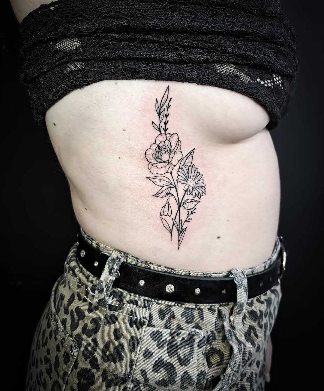 Fineline bouquet 

Artist : @sanderbroers 
@justdoit_tattoo_piercing 

#justdoit #venray #tattoo #tattoos #fineline #finelinetattoo #finelinebouquet #lineworktattoo #linework #tattoofeminina #tattoofashion #tattooflower #tattooartwork #tattooartist #tattooofinstagram #tattoominimal #tattooshop #inkspiration #inked #ink