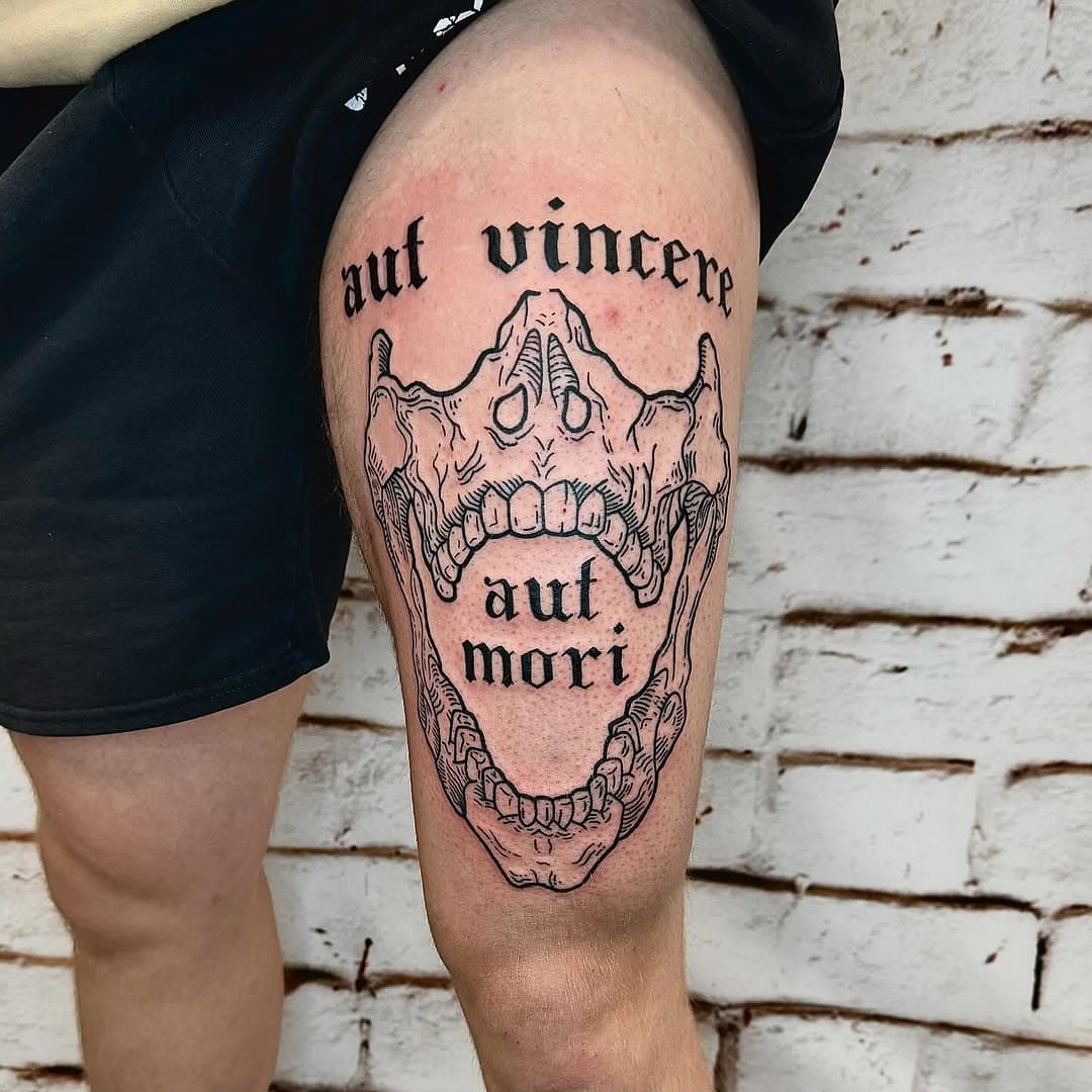 ☠️
.
.
.
.
@koerperkunst_koeln #mojostattoo #mojostattootattaa #skull #skulls #skulltattoo #engraving #engravingtattoo #woodcut #woodcuttattoo #etching #etchingtattoo #lineart #linework #lineworktattoo #blackandwhite #blackwork #blackandwhitetattoo #blackworktattoo #autvincereautmori #lettering #letteringtattoo #freshink #tattooart #ink #tattoo #inked #tattooed