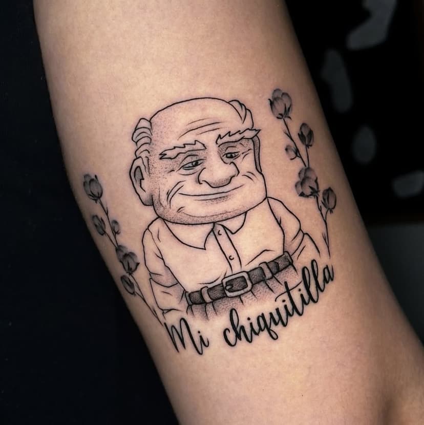 Nuestra clienta pidió un tatuaje para homenajear a un gran ser querido como lo era su abuelo. Tras varias preguntas tales como a qué se dedicaba, cono la llamaba y que aspecto tenía, pudimos crear esta cosita tan chula. 
◾️Realizado por @emijos.tattoo
📱INFO/CITAS: 657 36 96 10 (solo WhatsApp)
————————————————————————
————————————————————————
▪️Jaén 
————————————————————————
#emijos #jaen #jaentattoo #emijostattoo