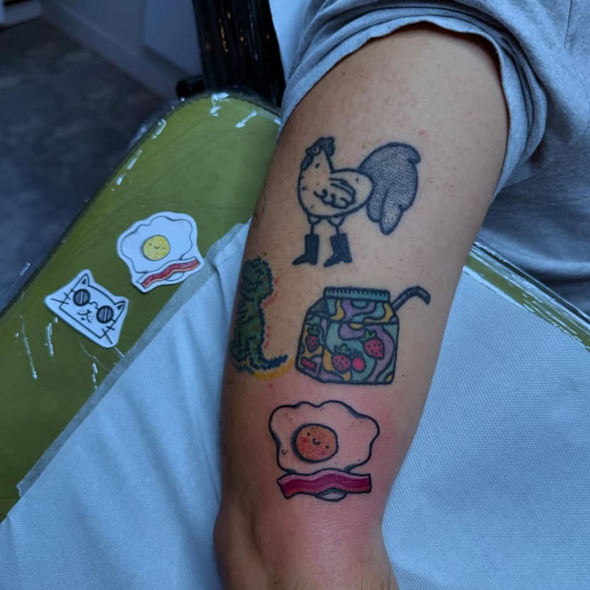 Si tu devais te faire tatouer ton plat préféré ce serait quoi? (Dis moi en commentaire)
Le jus de fruit était cicatrisé, il manquait un bon p’tit dej pour accompagner la boisson! 
Le coq à bottine et aussi de moi, il est cicatrisé de plusieurs mois. 
.
.
.
#kokoplasma #loeilducyclonetattoo #brunch #angouleme #tatoostyle #flashtattoo