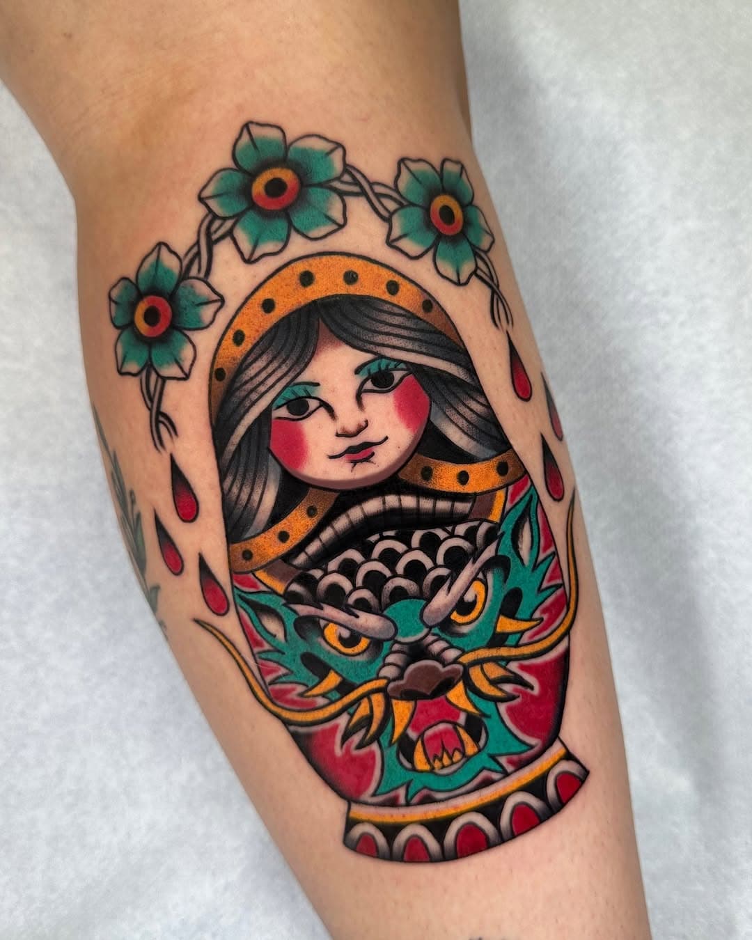 Matrioshka para @kellydiazf Gracias por elegir uno de mis diseños!

⚒️ REALIZADO EN @theclubmalaga ⚒️
.
📍 ALAMEDA DE CAPUCHINOS N* 6 📍
.
.
.
.
 #tattoo #tattoos #tattoocolors #traditionaltattoo #tradtattoo #traditionalbangers #oldschooltattoo #tradworkers #inkedup #picoftheday #bright_and_bold #trading #tattooer #trading #trd_tattoo #oldlines #tattooink #inkmindcrew #classistattoo #neotradsp #traditionaltattooart #traditionaltattoospain #freshlyinkedmagacine #skinart_traditional #tattoo_artwork #malaga #tattoosnob #oldworkers #topclasstraditional #leivatattoo