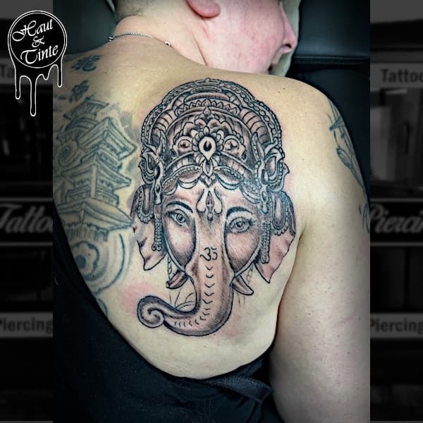 ,,Ganesha: Ein Elefant zum Niederknien. Er ist der Lieblingsgott der Hindus und auch im Westen ein Star. Er gilt als derjenige, der alle Hindernisse beiseite räumt, als Gott der Weisheit, des Glücks und der Reise.''

Kommt gut in die neue Woche 😃 

 #hinduism #ganesha #hinduism #blackandgreytattoo #timeless #photo #tattoostyle #instatattoo #realistictattoo #instagram #inklife #inkstagram #goodvibesonly #throwback #instagood #tattoosofinstagram #tattoolove #timeflies #picoftheday #tattoostuff #goodmorning #insta #inspiration #animaltattoo #mondaymotivation