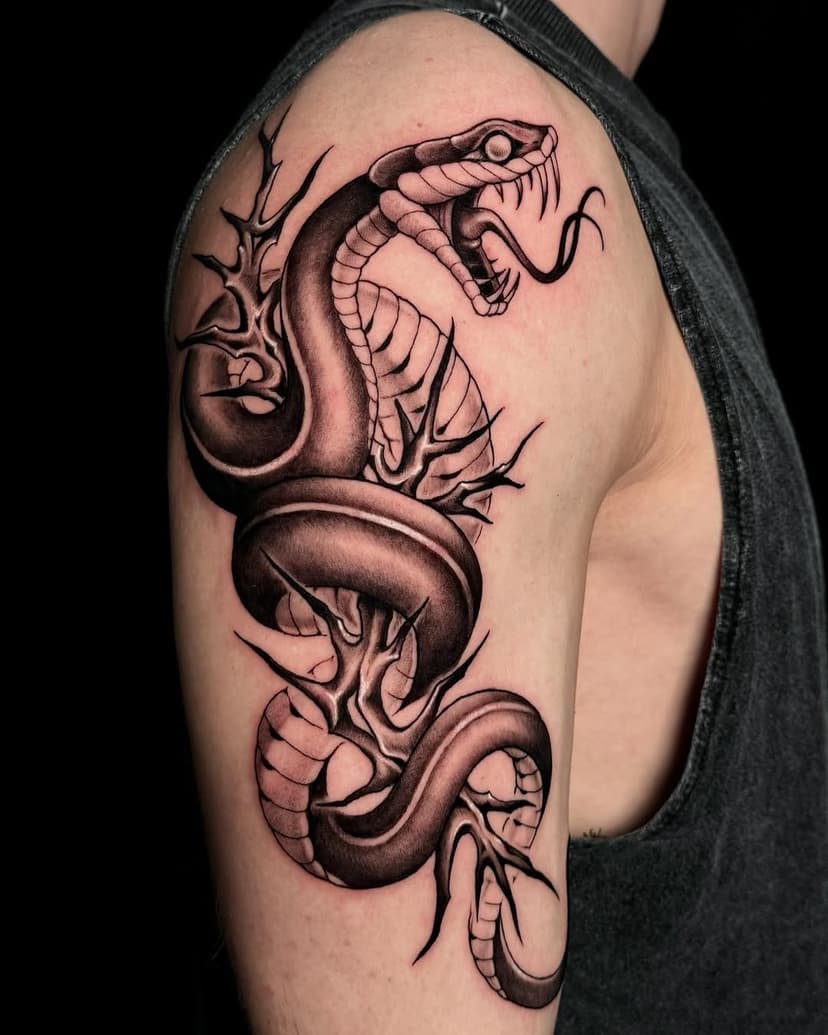 ⛓️‍💥 s n a k e ⛓️‍💥

thanks @simoxoll 🖤

#tttism #blkttt #neotraditional #snake #snaketattoo