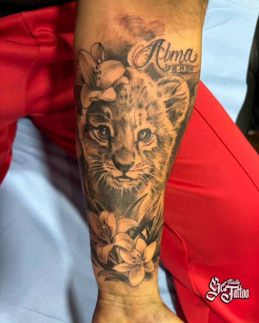 Leoncita para David en honor a su hermana Alma 🥰
Como siempre gracias por el aguante y la confianza 🤜🏻🤛🏻
.
Citas e info al ☎️682445012☎️
.
------- Artist: @tellootattoo -------
. 
📲 682 44 50 12
📍 C/ Adolfo Marsillach, 2o local, Madrid.

#ensanchedevallecas #Tattoo #Tatuaje #Estudiodetatuaje #Tattooartist #TatuajesenMadrid #genteconclase #realistictattoo