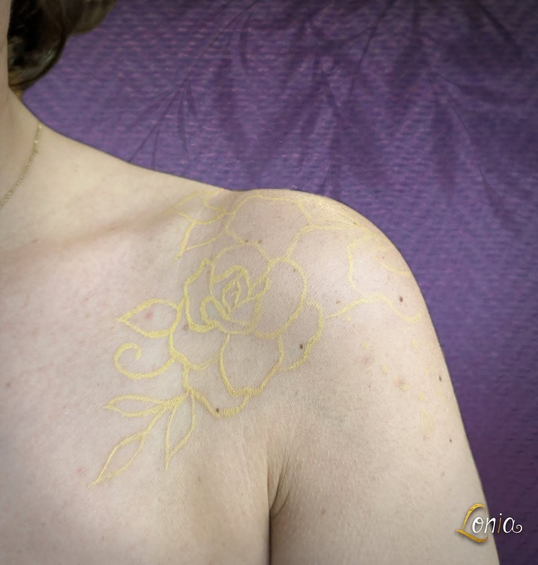 L'épaule dorée de Coralie 💛
.
.
.
.
.
#lonia #troyes #tattootroyes #tatouage #tattoo #tattoos #flower #flowertattoo #goldtattoo #love