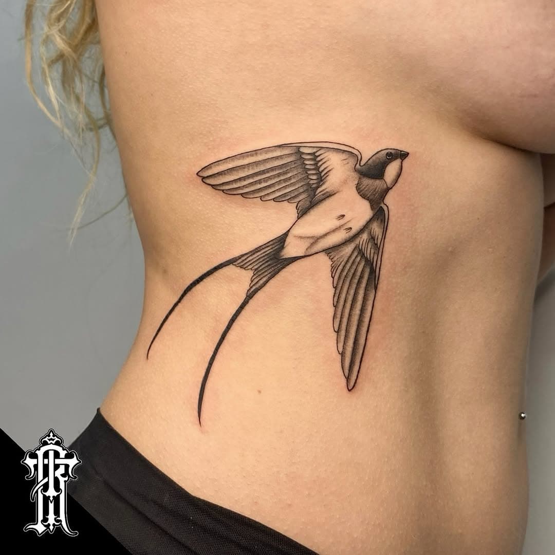 E olha que gracinha essa tattoo da Ju Oliveira, um encaixe com movimento lindo 🤍 Uma tattoo super delicada e equilibrada. Vc teria coragem de tatuar a costela?