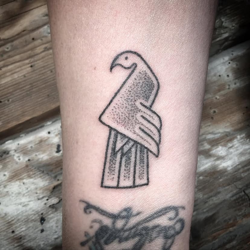 Falcon cloak
From the Oseberg tapestry
All by hand/ Handpoked/ No machine

#handpokedtattoo #norsetattoo #oseberg #nordic