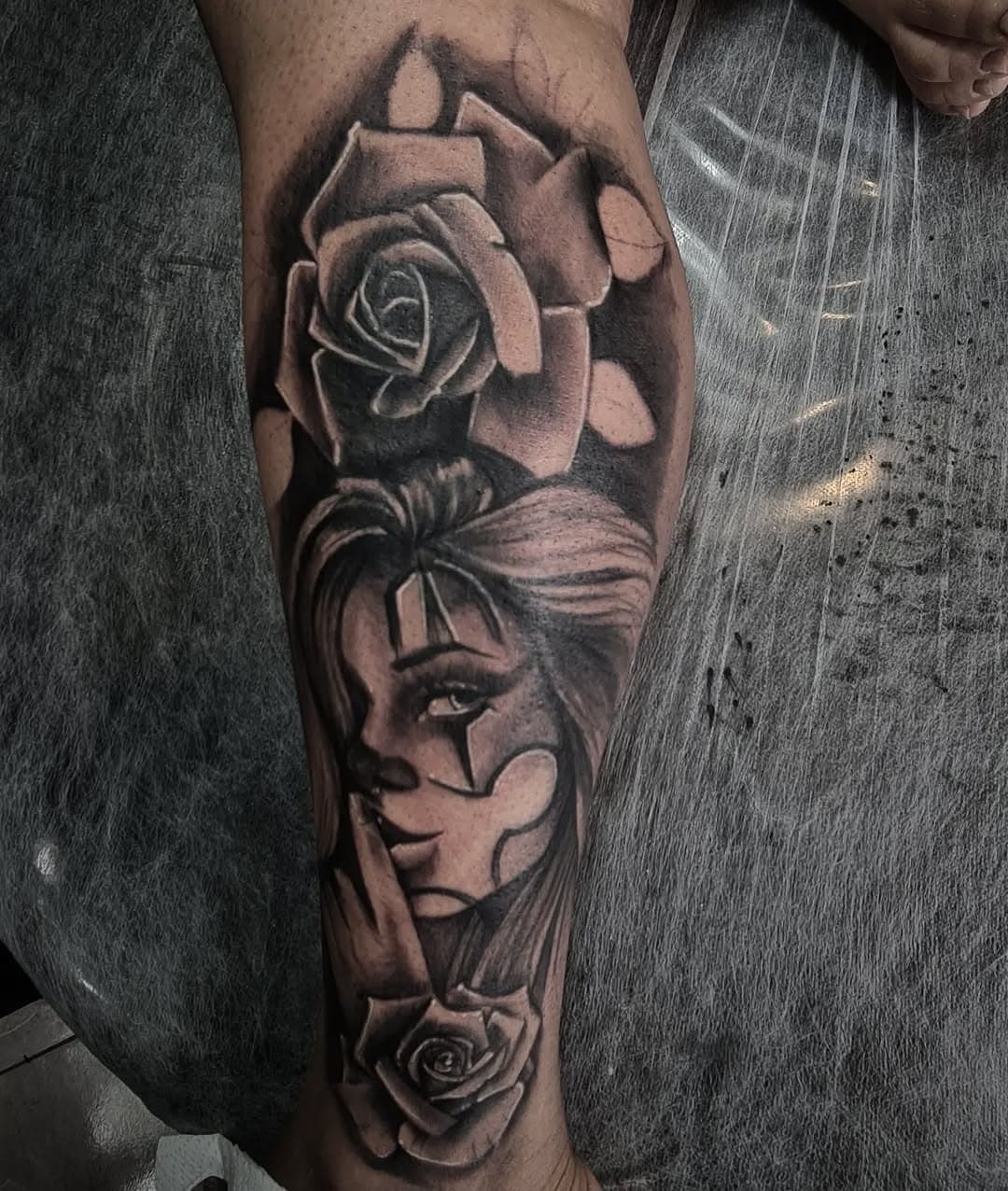 Tattoo que rolou esses dias atrás!! Vlw msm pela confiança!! #tattoolife #tattooed #tattoopretoecinza #blackgreytattoo #tattoo #eletricink #dynamicink