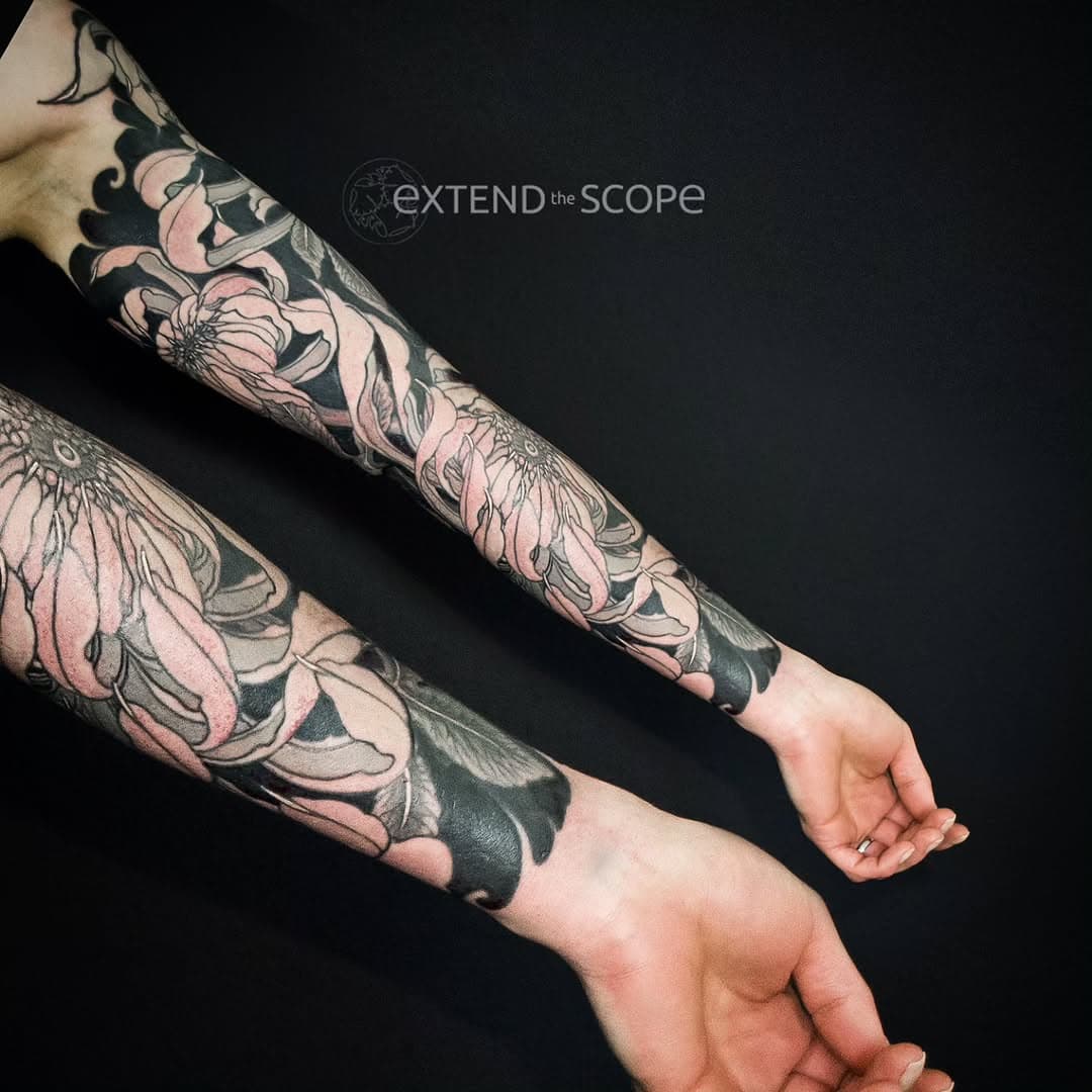 Cover-Sleeve mit Chrysanthemen in Schwarz 🖤, Grau und Zartgrau 🤍

#sleeve #coverup #fullsleeve #coveruptattoo #linework #blackwork #blackout #blackandgraytattoo #flowertattoo #chrysanthemum #chrysanthemumtattoo #japanesetattoo #tattooart #neojapanese #neojapanesetattoo #göttingen