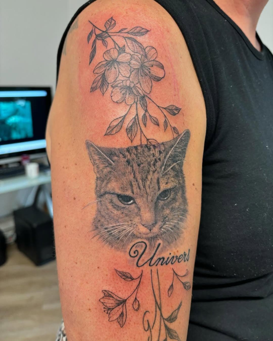 Le tatouage du jour 😉 composition de fleurs de cerisier et du portrait d’un petit chat parti trop tôt.Le chat est complètement cicatrisé #alohatattooamiens #alohatattoo #aloha #amiens #amienstattoo #tattoo #tatouage #cattattoo #sakuratattoo #healedtattoo #rip #tattooart #dynamicink #bishopwand #kwadroncartriges