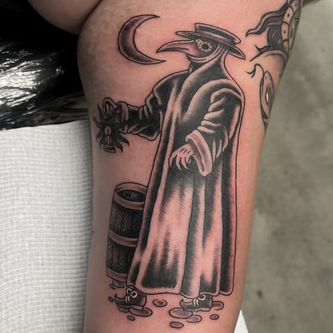 Plague doctor done by @joannaxtina! 
.
.
.
.
.
.
.
.
.
.
#tattoo #tattoonz #nztattoo #nztattooartist #tattooartistnz #mainstreettattoonz #nzmainstreettattoo #tradtattoo #traditionaltattoo #blackandgreytattoo #plaguedoctortattoo #tradplaguedoctor