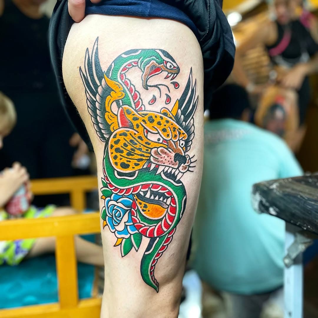 Esse final de semana teve a @tattoofair aqui em São José do Rio Preto, evento lindo, onde revi muitos amigos, fiz novos, como sempre convenção é muito maravilhoso!

🔸Fui premiado em 🥇LUGAR OLDSCHOOL!
Com esse trabalho!

Gostaria de agradecer como sempre todos meus amigos, @tiquenotattoo , @arthurlacerdatattoo , @crazygoma.tattoo , @moiseistattoart , @narcisustattoo , @deleymalavolta , @je_abreumalavolta , @ricardofalchette , @pauloanselmotattoo , @di.pasttor , @ivanbarbosatattoosrb , @chapolim_martin , @zeaugustotattoo , @zero16tattooribeiraopreto entre tantos outros, gostaria de parabenizar todos pelos trabalhos impecáveis que apresentaram!!! E sempre me motivando a evoluir!!!

Gostaria de agradecer meu amigo/irmao @castanheiratattoo por aguentar firme as agulhadas e confiar no meu trabalho!!! Por acalmar o coração do amigo aqui que tava com medo de não conseguir entregar o trabalho! Sem palavras meu amigo castanheira!

Agradecer também a minha esposa @layrazago por me motivar e me ajudar a criar as artes com várias ideias e aguentar a minha ansiedade no final de semana todo!

EVENTOS AGORA SÓ ANO QUE VEM!
Se você quiser fazer um OLDSCHOOL E ORIENTAL CHAMA!!!!

Ótima semana a todos!

#oldschool #tattoos #tattoo #tatuagens #tatuagem #tattoos #saojosedoriopreto #saopaulo #tattoofair