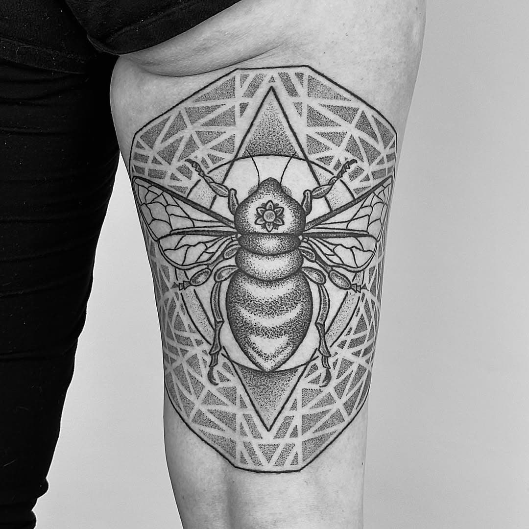 #handpoked bee and geometry on the back of the thigh for Elli 
•
made at my home studio @akaberlin
•
bookings for
Berlin - Nov/Dec only at @akaberlin
•
for bookings DM, use the contact form, or email me at info@dotbydottattoo.com