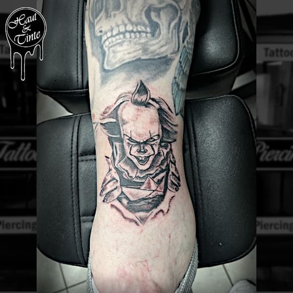 Passend für nächste Woche 😁😎 
 Wenn ihr auch noch fix was braucht für die Halloween-Party 👻🎃👻 kommt vorbei, heute ist Walk In Day.
Ich freue mich auf euch. 

 #halloween #clown #timeless #timeflies #realistictattoo #inkstagram #tattoostyle #inklife #tattoolove #throwback #instagram #blackandgreytattoo #tattoosofinstagram #instagood #tattoostuff #goodvibesonly #goodmorning #instatattoo #picoftheday #hautundtinte #scream #horrortattoo #horrorart #horrorfan #wednesday