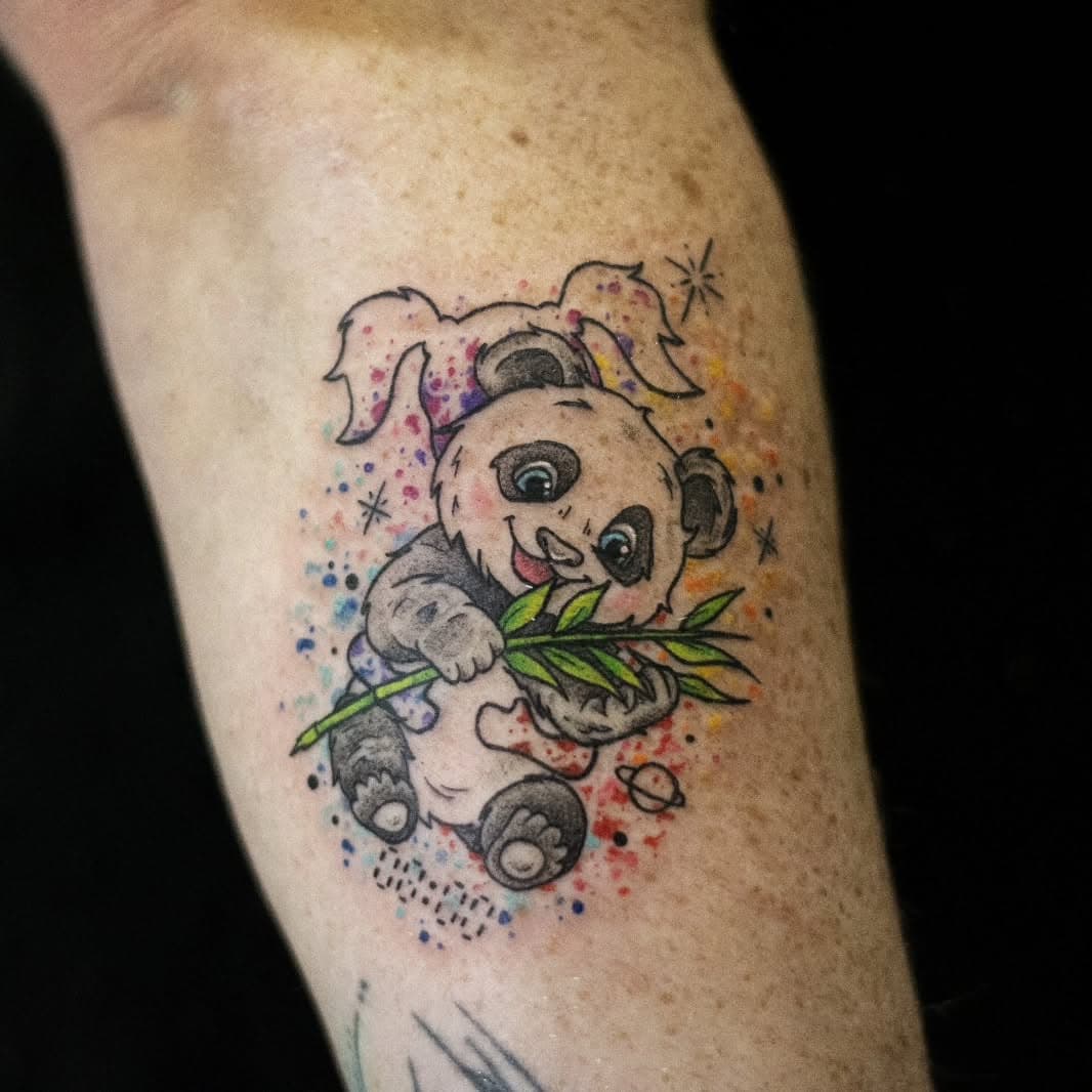 Hoy os traemos el tattoo de  Natalia, ella en este tattoo quería representar a su niña interior abrazando a su muñeco Panda de la infancia. Espero que os guste tanto como a nosotras, porque nos encanta. Gracias Natalia por traernos siempre ideas tan guais.