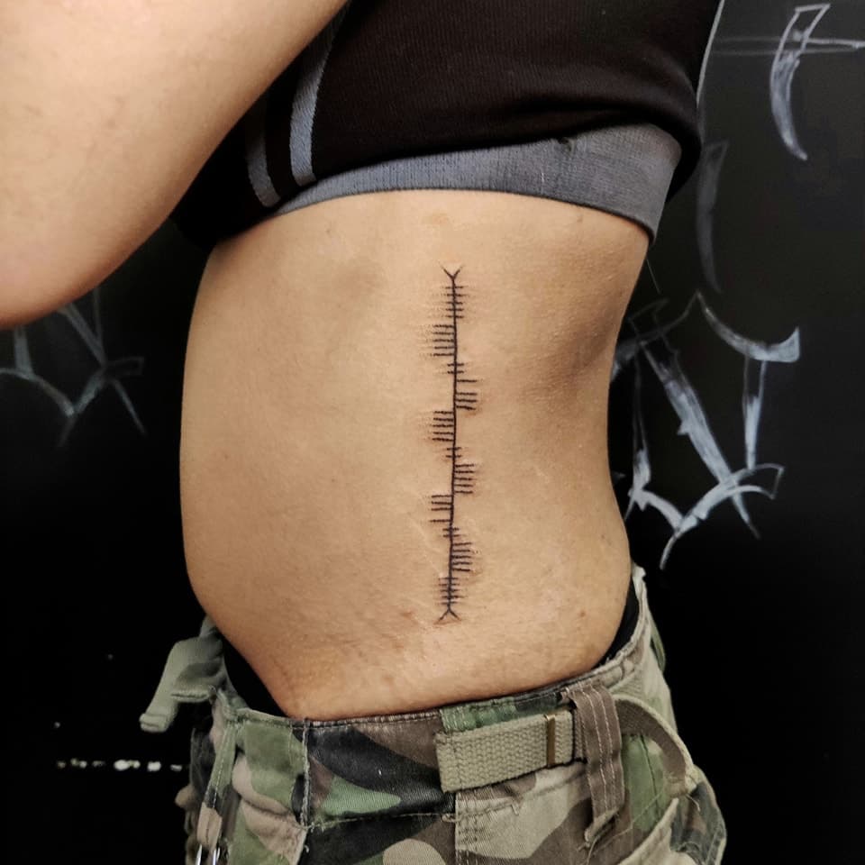 🌳Ogham🌳
Eseguito a mano, senza macchinetta, presso @tattomatto_tattoostudio_ 

L'ogham è stato utilizzato per secoli, le attestazioni più antiche risalgono al V secolo dell'era comune, per trascrivere le lingue celtiche.
Lo abbiamo qui utilizzato per onorare il padre e le origini scozzesi di @moursgiuce 
Grazie ⚡🌈

 #handpokedtattoo #handpoke #tattoo #tattooartist #tattoodesign #lettering #letteringtattoo #ogham #oghamtattoo #celtictattoo #italiantattooers #rome