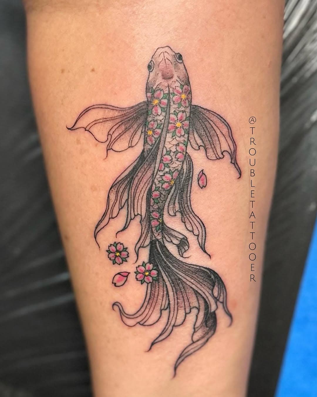 Little fishy made by @troubletattooer 🐠 

#chosenarttattoo #troubletattooer #tattoo  #tattooart #glendaletattoos #glendaleaz #aztattoos #bodyart #tattooed