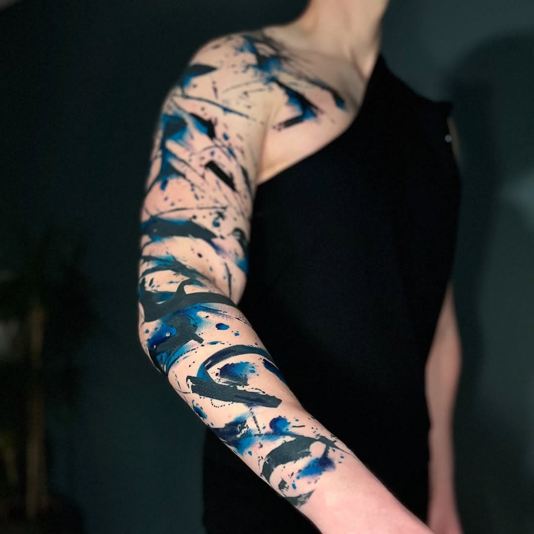 6k miles or 9k km. Thanks K. for travelling all this distance from the USA to do this project with me 🙏
Black and blue strokes roaming around to form a sleeve.

Contact: koro.tattooart@gmail.com

•
#abstraction #abstractart #abstracttattoos #inkedup #brushstrokes #brushstroketattoo #blackandblue #ink #korotattooart #tattoodo #sleeve #fypage #fyp #ttism