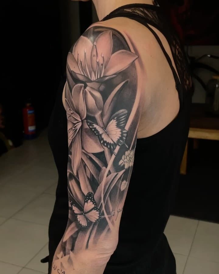 Detalles florales en esta composición !!! 
Todas las flores son de su jardín! por eso este tattoo ha sido tan especial para  ella !!!☺️☺️☺️
Realizado en @brotherstattoobilbao