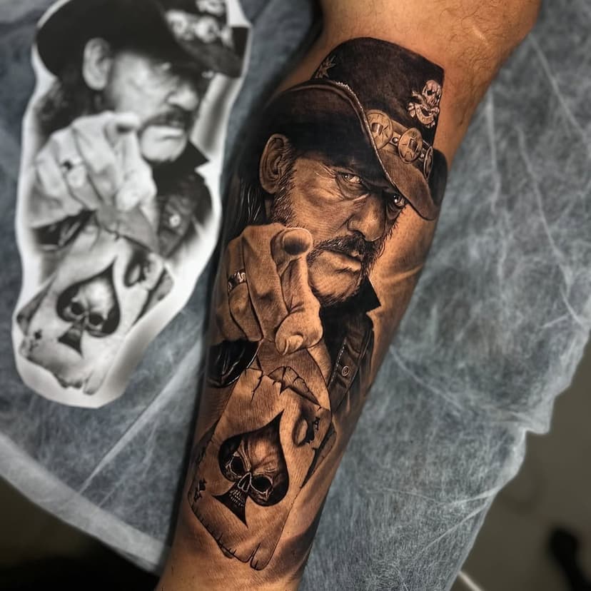 Lemmy Kilmister: a lenda que nunca morre. 🎤 #Motörhead #TattooArt

Lemmy Kilmister, foi um cantor, baixista e compositor inglês, conhecido por ser o fundador da banda de rock inglesa Motörhead. Era adorado pelos seus fãs por sua postura autêntica, estilo de tocar, timbre, e voz marcante. O apelido “Lemmy” seria pela época que Lemmy era roadie e sempre pedia £5 emprestado (em inglês: - lemmy a fiver (lend me a fiver))

#rocklegend #lemmykilmister #lemmyforever #rocknroll🤘