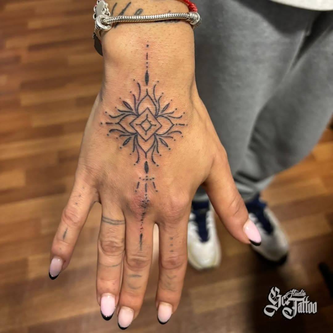 Citas e info al ☎️682445012☎️
.
------- : @tellootattoo -------
. 
📲 682 44 50 12
📍 C/ Adolfo Marsillach, 2o local, Madrid.

#ensanchedevallecas #Tattoo #Tatuaje #estudiodetatuajes #tattooartist #geometric #geometrictattoo