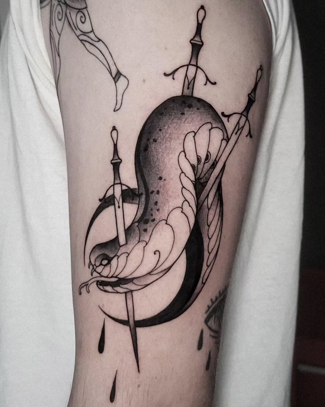 Moon snake
Merci Gaetan 

#neotradflash #tatouagefin #tatouageneotraditionnel #tatouagenoiretgris #toulousetattoo #tatoueurtatouagesfrance #encrescestouvert #inkedgirls #tattoodrawing #tattoodesign