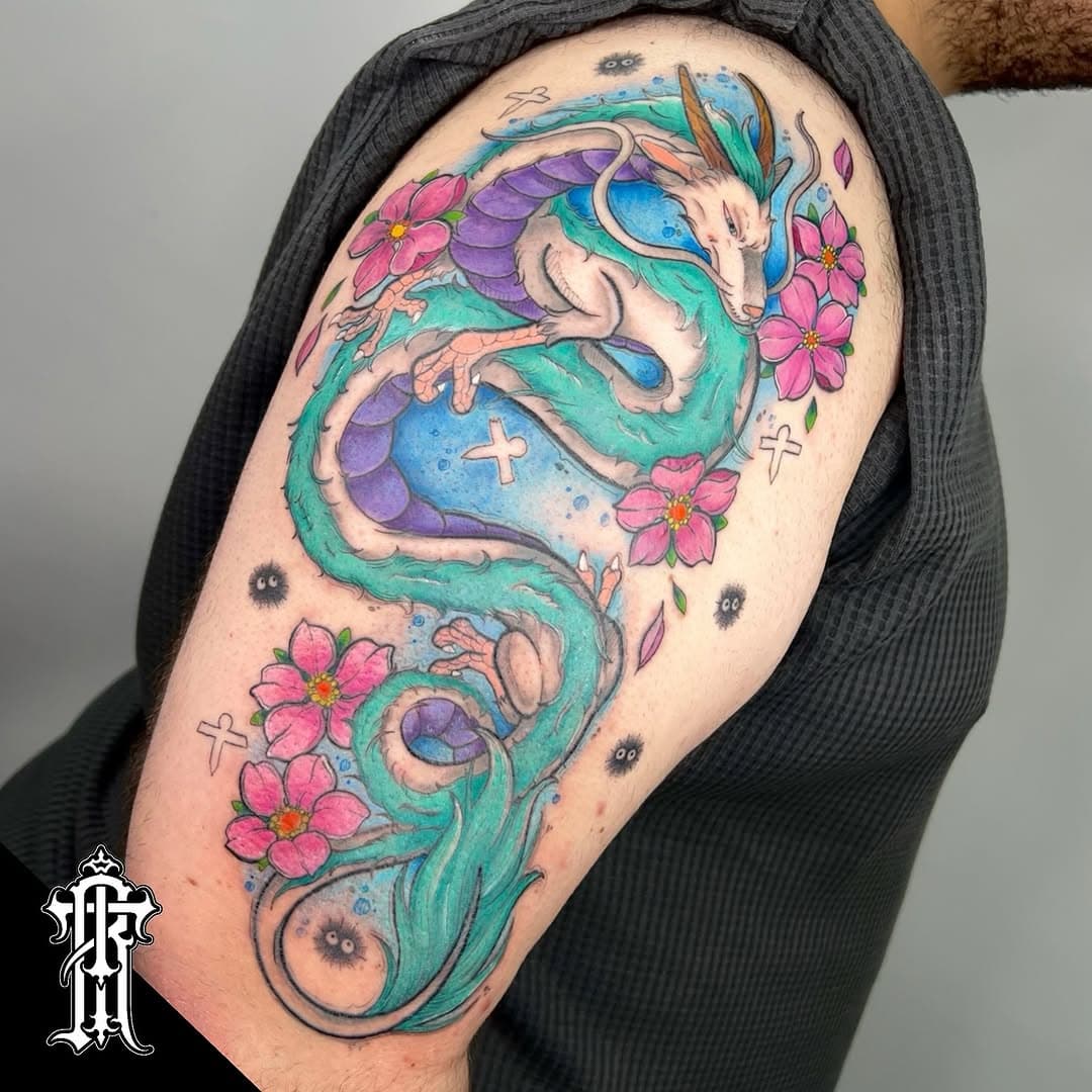 Quem já assistiu A Viagem de Chihiro sabe que essa tatuagem do Haku está simplesmente perfeita 🤍 Feita pela Dani Tavares. Quem ama tattoo de anime comenta com um coraçãozinho