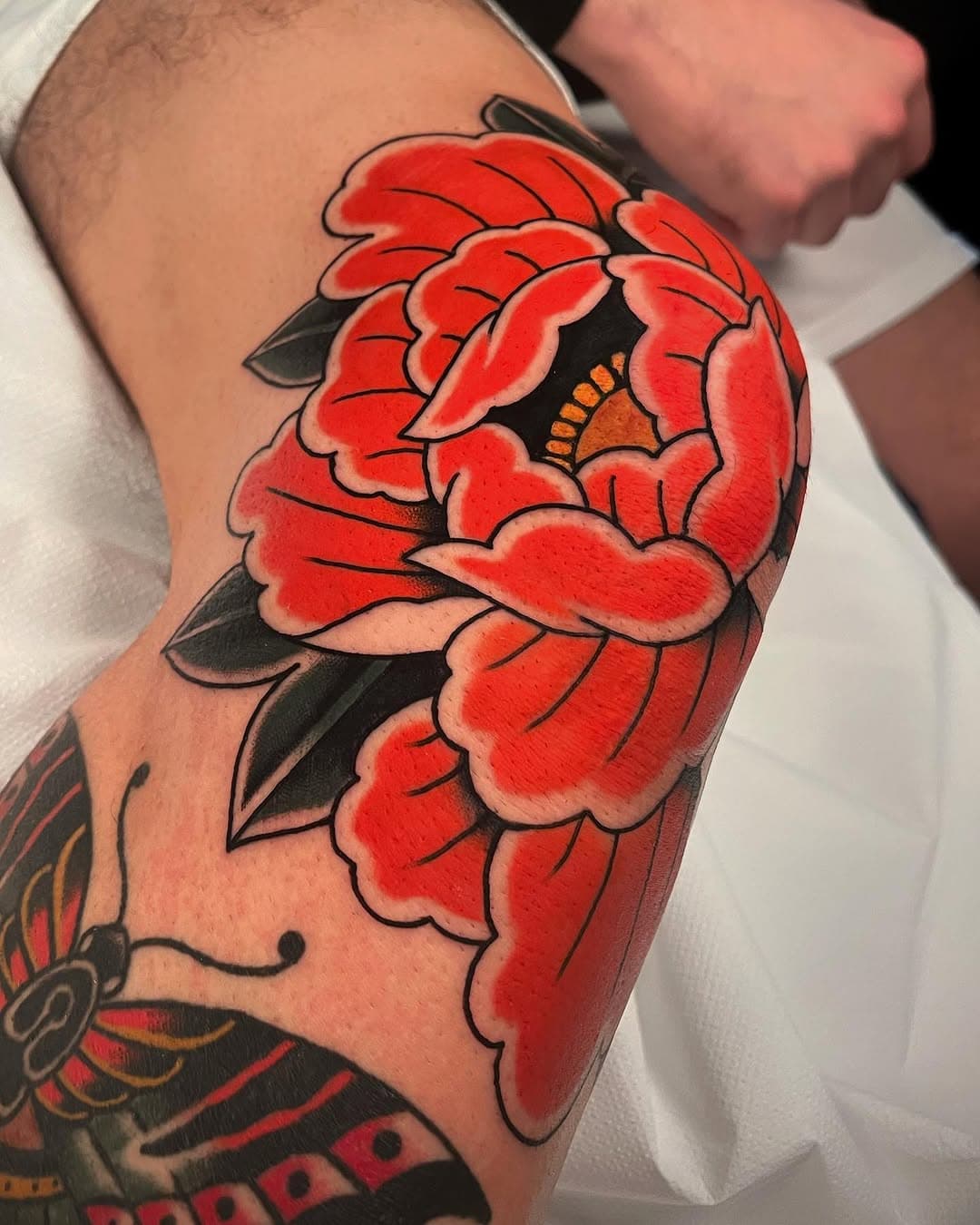 Grazie a @robertomilano_ #traditional #traditionaltattoo #knee #kneetattoo #kneetattoos #traditionalkneetattoo #peony #peonytattoo #peonytattoos #traditionalpeonytattoo