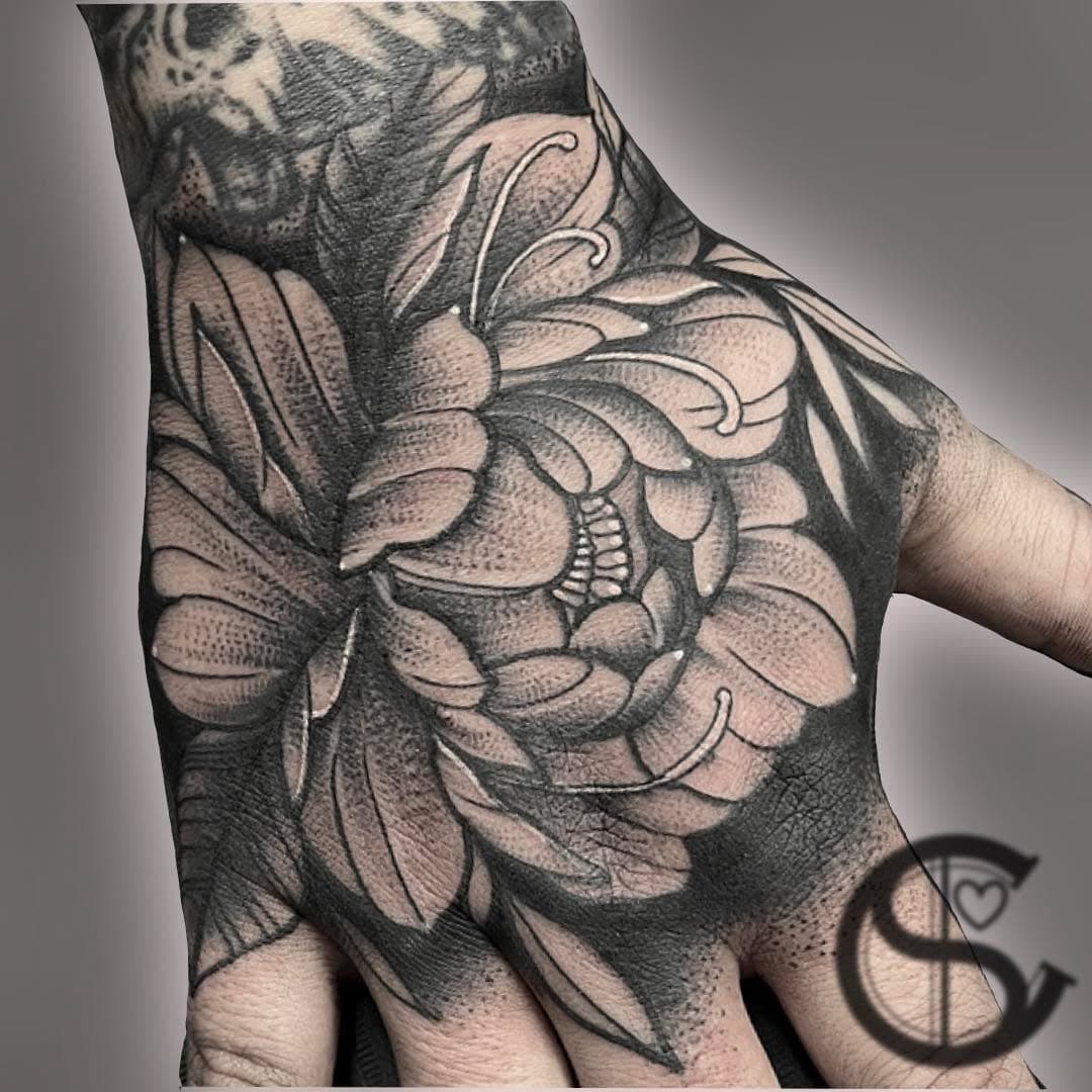 Floral hand by @carolinesmart_tattoo 

Message us with any enquiries you have!

#sheffieldtattoo #blackworktattoo #floraltattoo #handtattoo #handtattoodesign