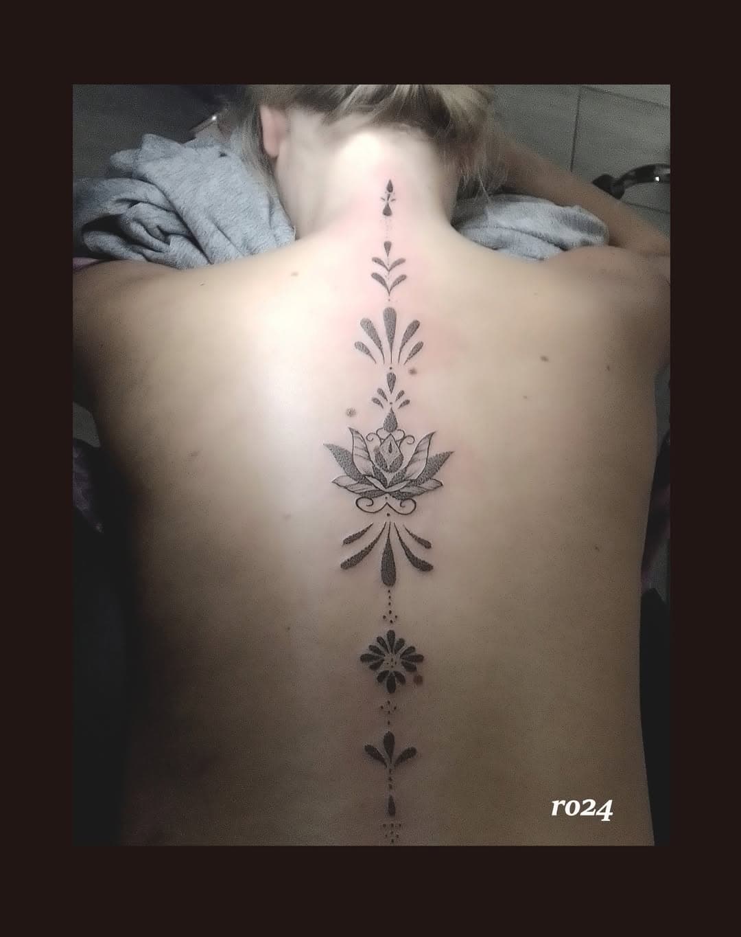 ornamental by resident @robonifai 
#tattoo#tattoos#tattooink #tattoolovers #tattooart #tattooideas #tattooinspiration #tattooing #tattoogirl #spinetattoo #ornamentaltattoo #ornamental #dotworktattoo #dotwork #lotus #tattoolotus #tattoooftheday #koblenz #koblenztattoo #koblenztattooartist #koblenzgirl