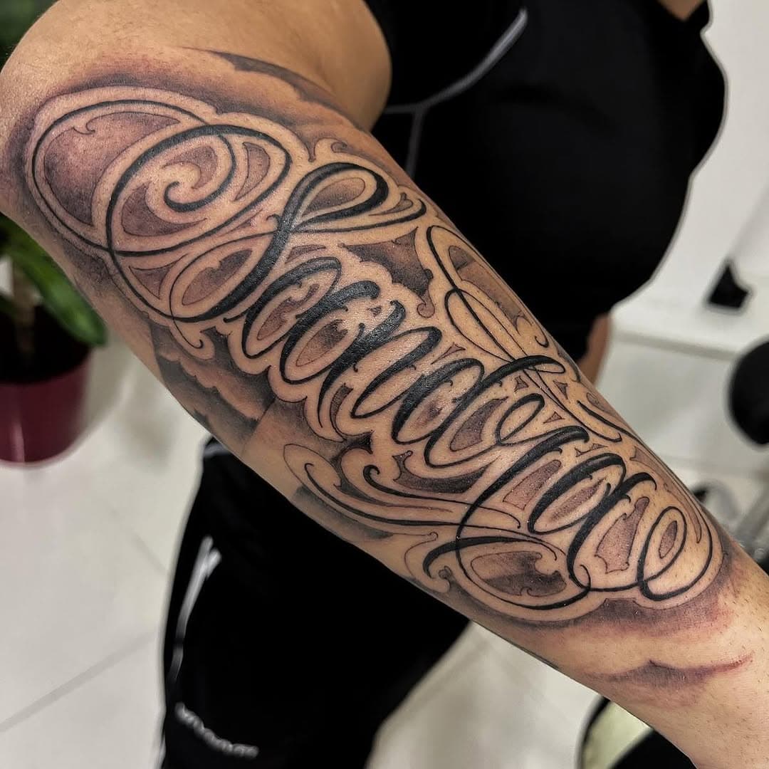 Lettering realizzato a mano libera, senza usilio di stencil, e tatuato da @kolin_mey_tattooer #lettering #tattoo #letteringtattoo #daimanatattoostudio #kolinmey #supersano #lecce #salento