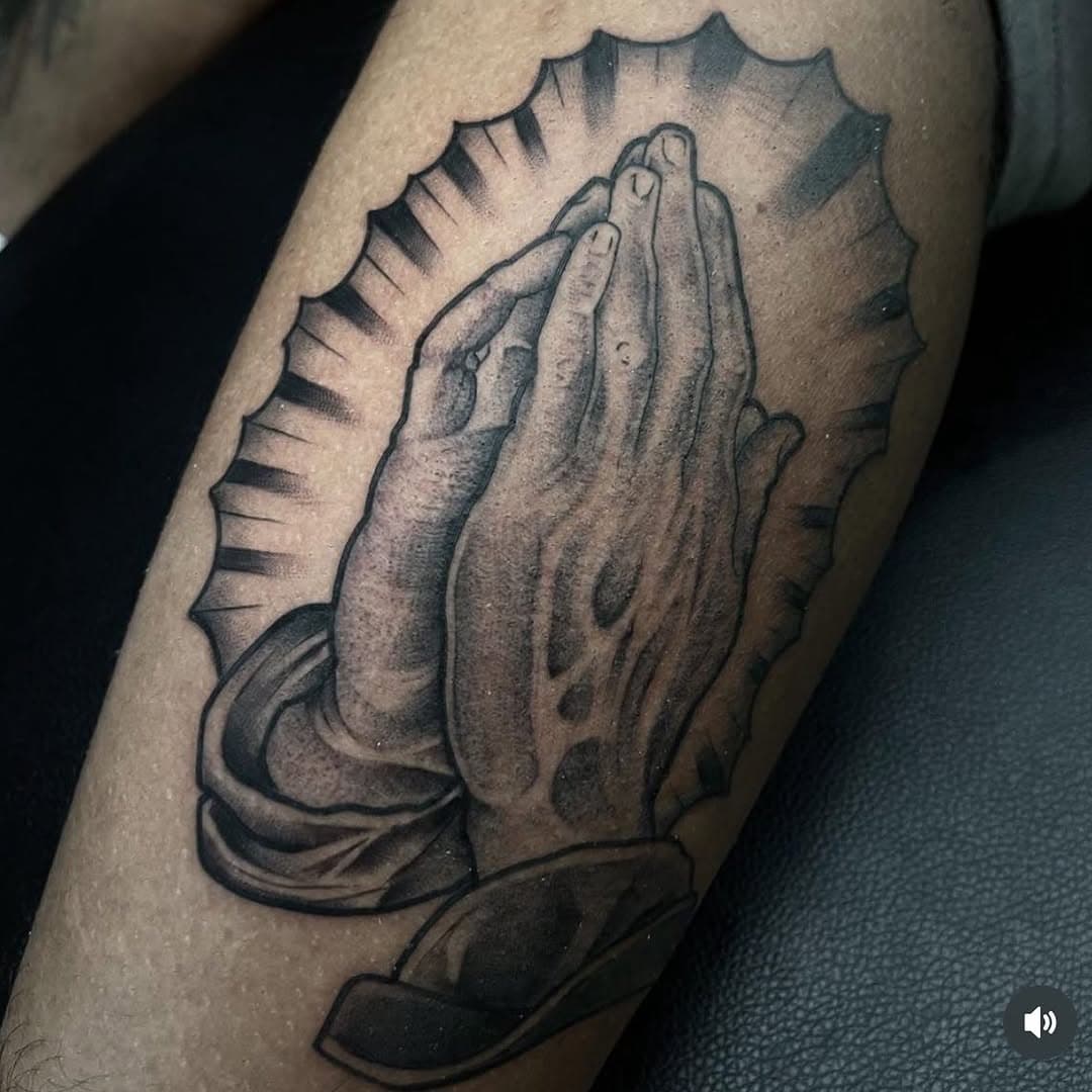 Done by Nav @tattzbynav to book appointment DM or email oceanfronttattoo@gmail.com #losangeles #venicebeach #hollywood  #venice #santamonica #culvercity #la #prayinghandstattoo #prayinghands #oceanfronttattoo #oceanfront #oft