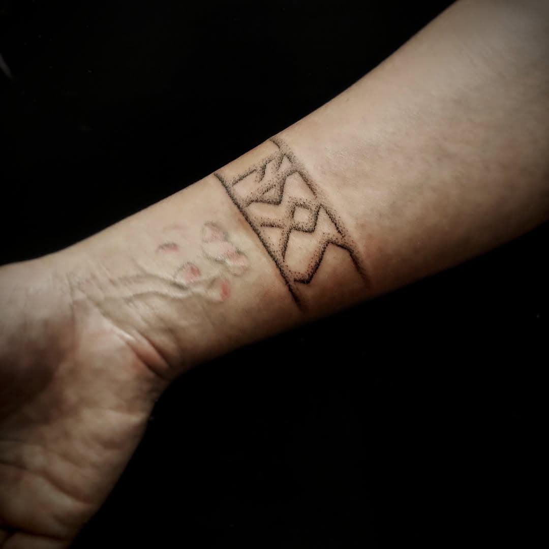 🔥Rune🔥

🇮🇹Nome in Elder Futhark per @moonshine_redwine eseguito in tecnica handpoke, senza macchinetta, presso @tattomatto_tattoostudio_ 

L'Elder Futhark è un sistema di scrittura utilizzato da popolazioni di origine germanica fino al IX secolo (VIII in Scandinavia) dell'era comune.
I suoi usi spaziavano dai più mondani e pratici, come il reclamare la proprietà di un oggetto, ad usi epigrafici fino ad arrivare a usi magici.
Qui lo abbiamo usato per onorare la memoria di Athos 🐾

🇬🇧 Name in Elder Futhark 

The Elder Futhark is a writing system used by Germanic people until the IX century (VIII in Scandinavia) of the Common Era.
Its uses were varied, ranging from mundane and practical, such as claiming ownership of an object, to epigraphic uses, all the way to magical purposes.
Here we used it to honour Athos 🐾

 #vikingart #tattoo #norse #tattooist #neonordic #historicaldesign #vikingtattoo #nordictattoo #dotwork #viking #vikingdesign #historicaltattoo #vikingstyle #handpokedtattoo #handpoke #runes #elderfuthark #elderfutharkrunes #runetattoo #runetattoos #italiantattooers #rome